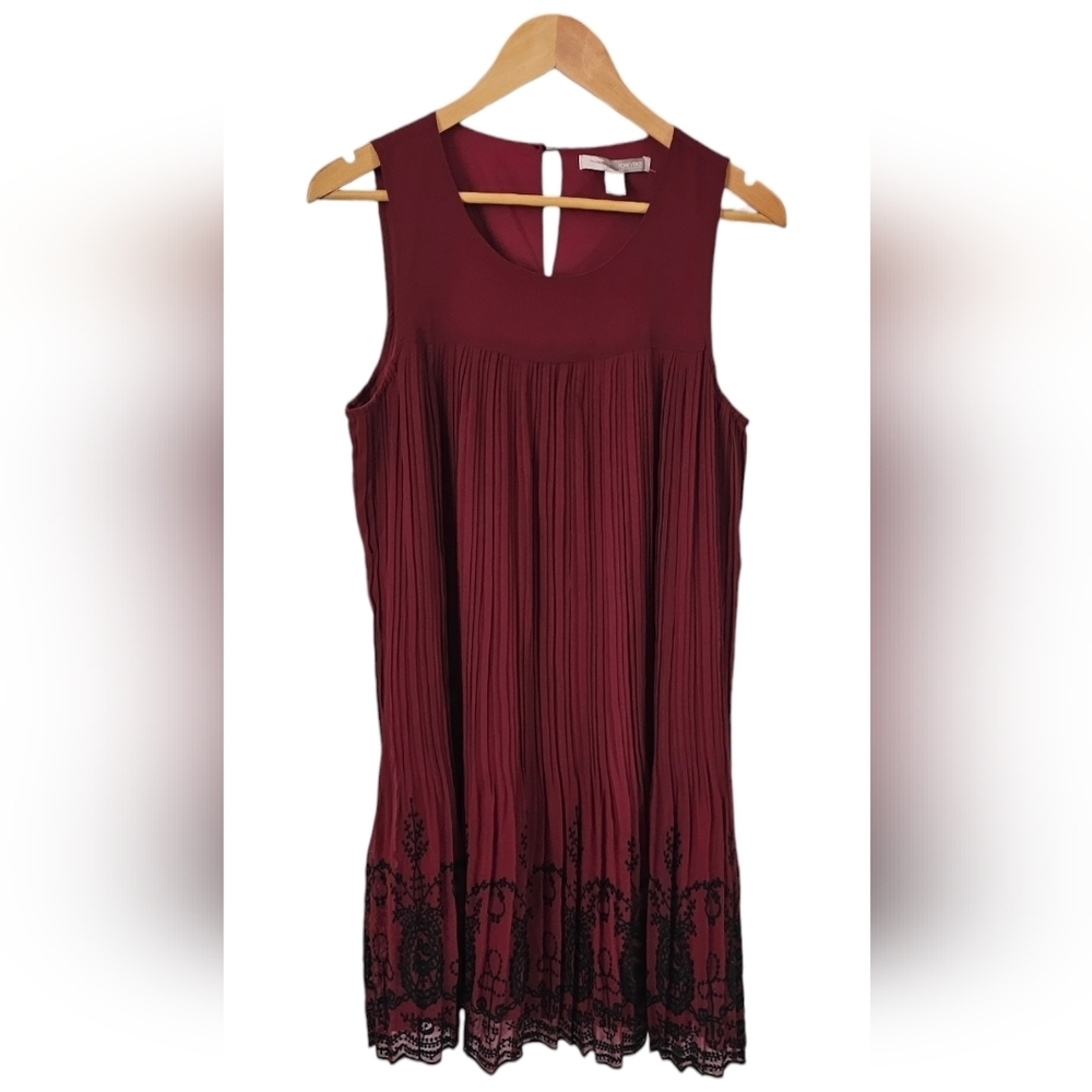 Forwver 21 - Chic Pleated Burgundy Sleeveless Dress Black Embroidered Lace Trim‍ - Picture 2 of 10